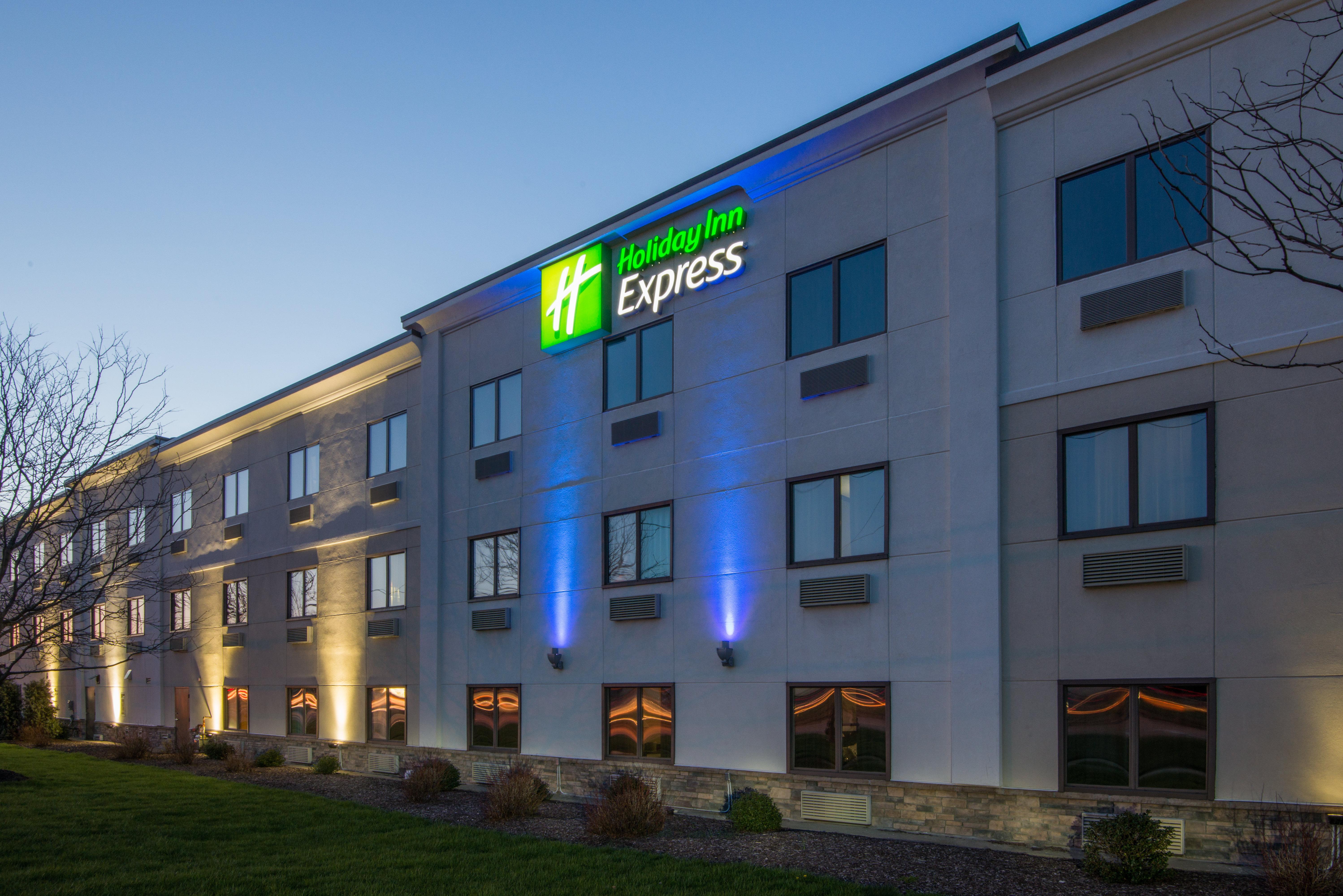 Holiday Inn Express Cleveland Airport - Brook Park, An Ihg Hotel Exterior photo