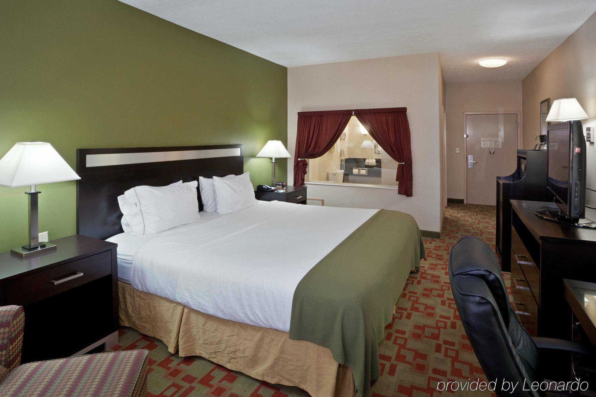 Holiday Inn Express Cleveland Airport - Brook Park, An Ihg Hotel Room photo